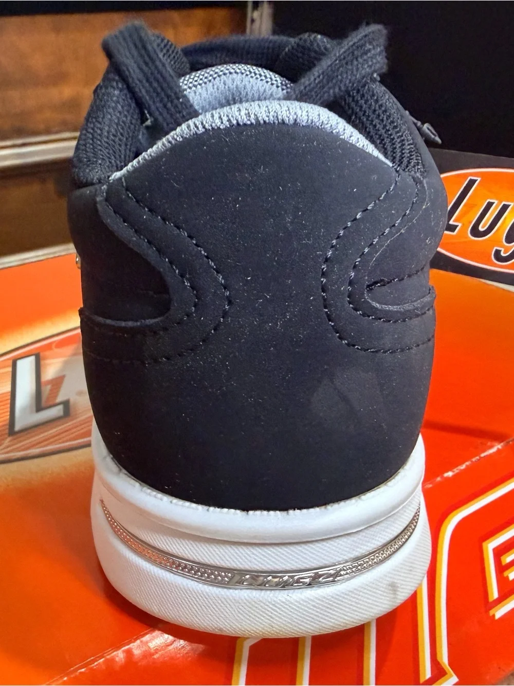988. NIB SIZE M/7-W/8.5  Navy and White Men's Athletic Low-Top Sneaker